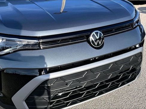New 2026 Volkswagen Taos SE FWD image 11