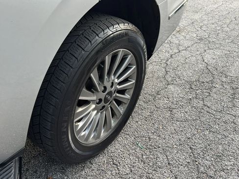 Used 2018 Lincoln Navigator Premiere AWD/4WD image 42
