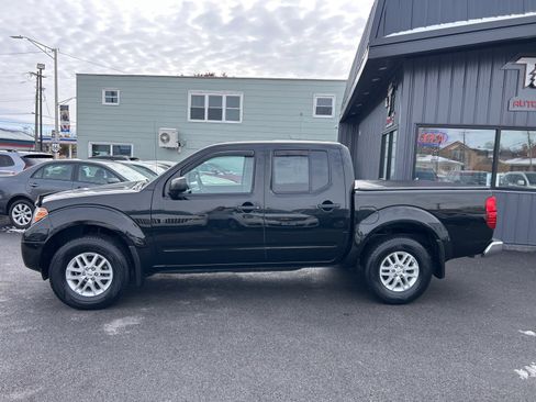 Used 2019 Nissan Frontier SV image 2