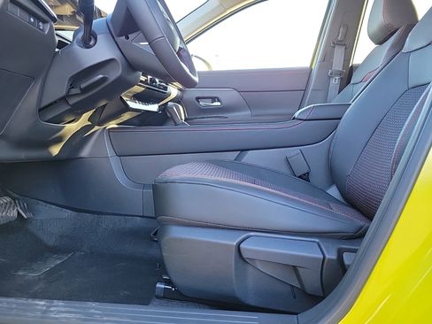 Used 2025 Nissan Kicks SR image 16