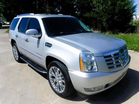 Used 2011 Cadillac Escalade Luxury image 2