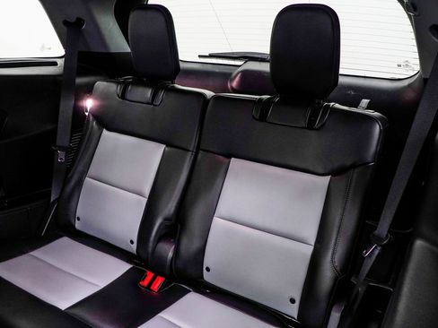 Used 2022 Ford Explorer XLT w/ Equipment Group 202A image 40