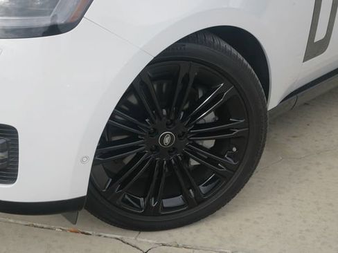 Used 2025 Land Rover Range Rover SE image 2