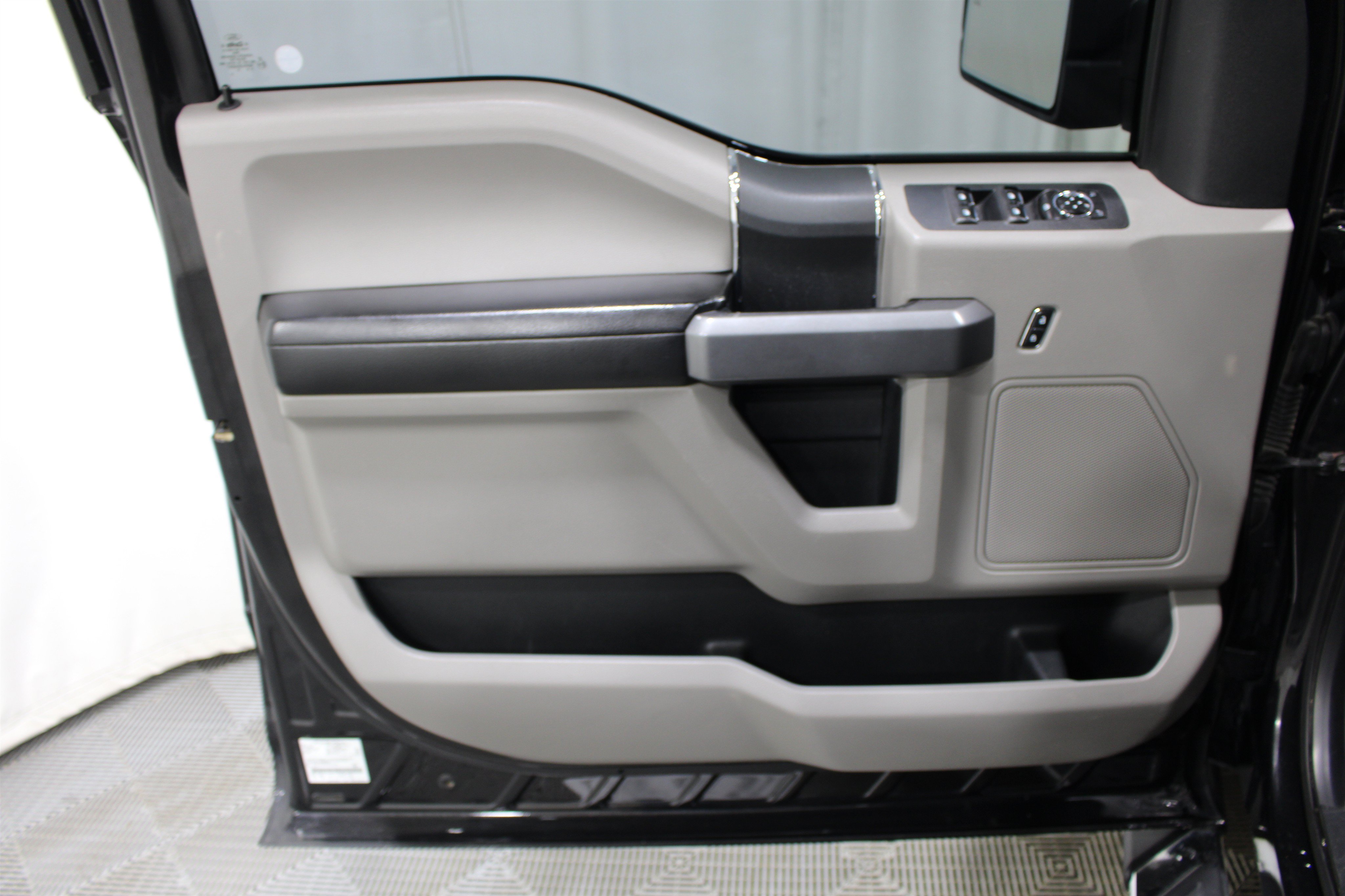 Used 2015 Ford F150 XLT w/ Equipment Group 301A Mid AWD/4WD image 6