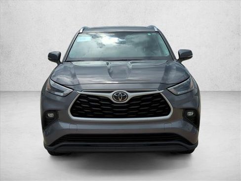 Certified 2021 Toyota Highlander XLE FWD image 2