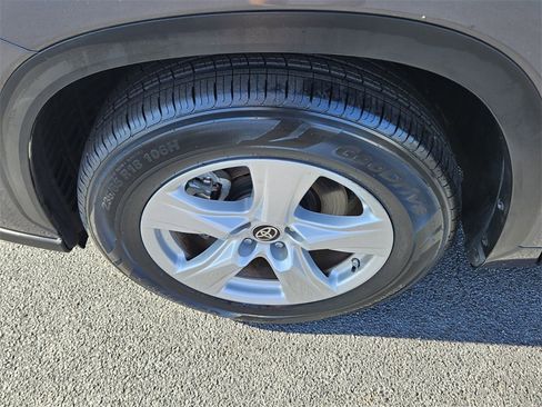 Certified 2023 Toyota Highlander L image 18