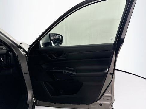 Used 2025 Nissan Pathfinder SV image 33