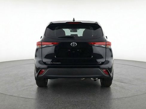 Used 2025 Toyota Highlander LE FWD image 7