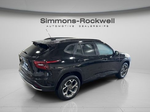 Used 2025 Chevrolet Trax LT w/ LT Convenience Package image 5