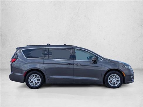Used 2022 Chrysler Pacifica Touring-L FWD image 4