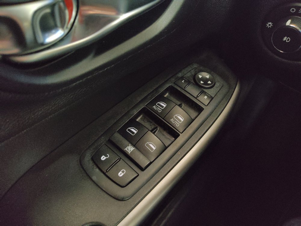 Used 2019 Jeep Cherokee Latitude Plus w/ Cold Weather Group AWD/4WD image 27