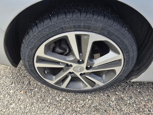 Used 2015 Hyundai Elantra Limited FWD image 21