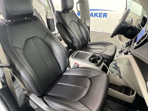Used 2024 Chrysler Pacifica Touring-L AWD/4WD image 27
