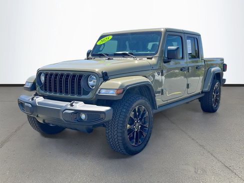 Used 2025 Jeep Gladiator Sport image 3
