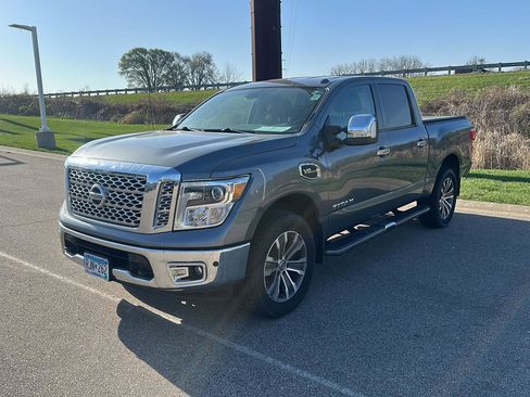 Used 2017 Nissan Titan SL image 7