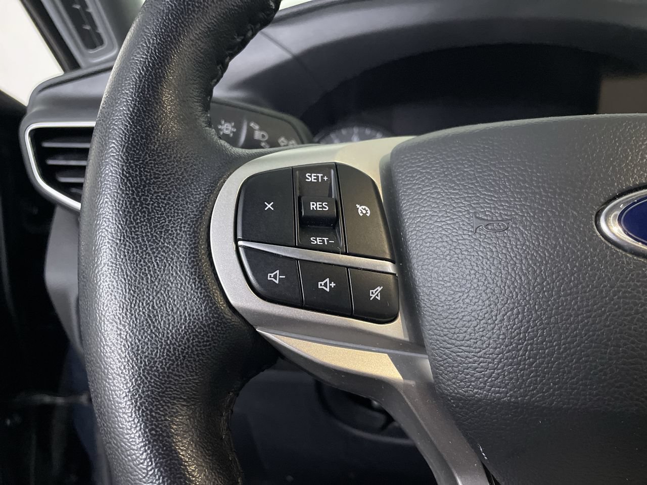 Used 2022 Ford Explorer XLT w/ Equipment Group 202A AWD/4WD image 26
