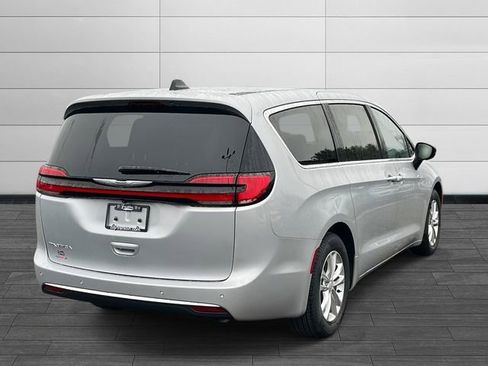 New 2026 Chrysler Pacifica Select image 3