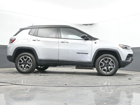 Used 2025 Jeep Compass Trailhawk AWD/4WD image 53