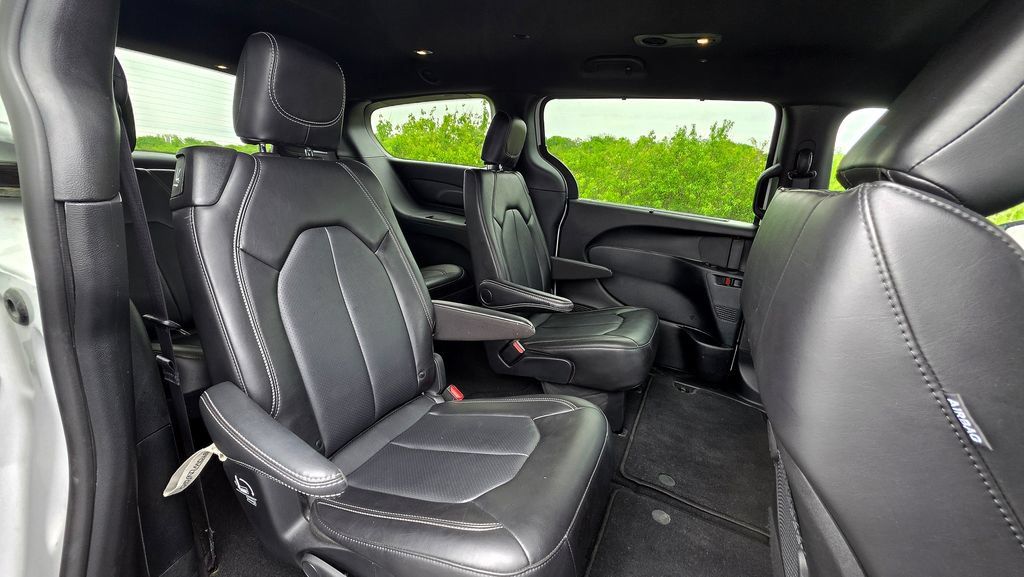 Used 2025 Chrysler Pacifica Select FWD image 55