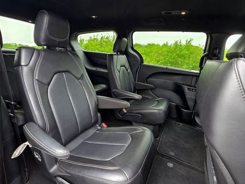 Used 2025 Chrysler Pacifica Select FWD image 55