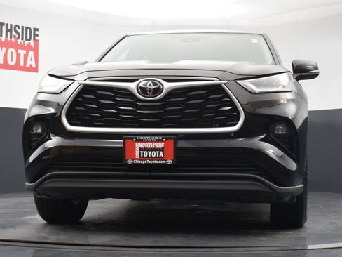 Used 2024 Toyota Highlander LE AWD/4WD image 32