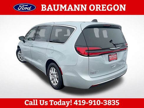 Used 2024 Chrysler Pacifica Touring-L FWD image 11