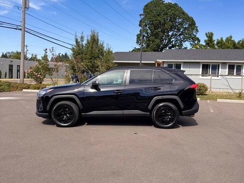 Used 2020 Toyota RAV4 LE AWD/4WD image 8