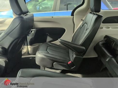 Used 2024 Chrysler Pacifica Touring-L FWD image 4