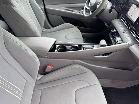 Used 2024 Hyundai Elantra Blue image 22