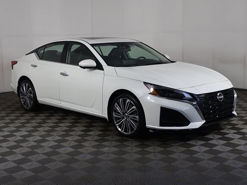 Used 2023 Nissan Altima 2.5 SL image 2