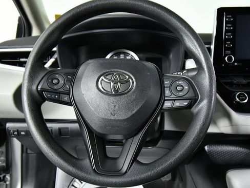 Used 2021 Toyota Corolla LE image 2