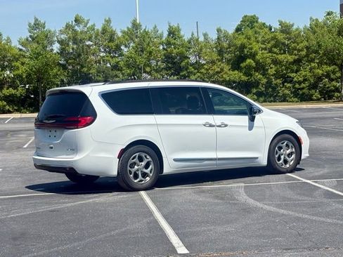 Used 2023 Chrysler Pacifica Limited image 8