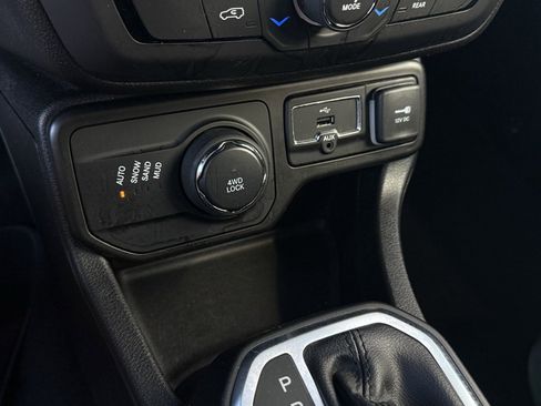 Used 2019 Jeep Renegade Latitude w/ Safety & Security Group II image 18