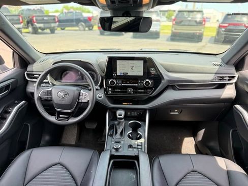 Used 2025 Toyota Highlander XSE AWD/4WD image 2