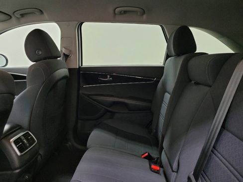 Used 2019 Kia Sorento LX image 18