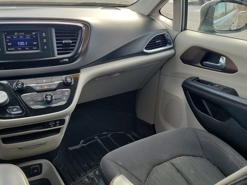 Used 2017 Chrysler Pacifica Touring image 13