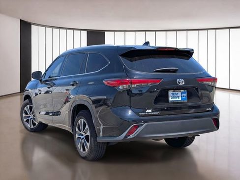 Used 2022 Toyota Highlander XLE image 6