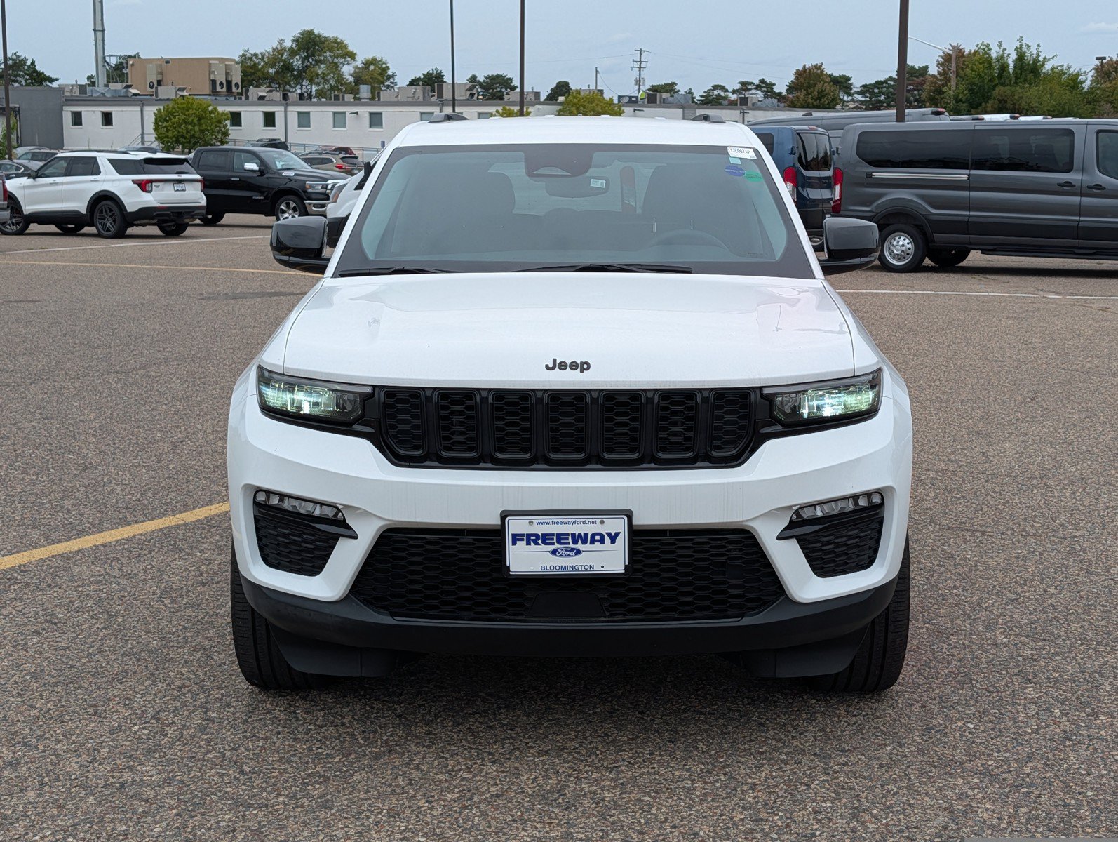 Used 2023 Jeep Grand Cherokee Limited w/ Black Appearance Package AWD/4WD image 8