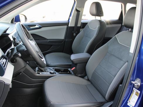 Certified 2023 Volkswagen Taos SE w/ Panoramic Sunroof Package image 7