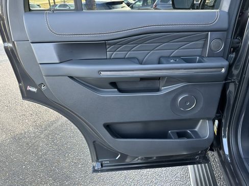 Used 2023 Ford Expedition Platinum image 16