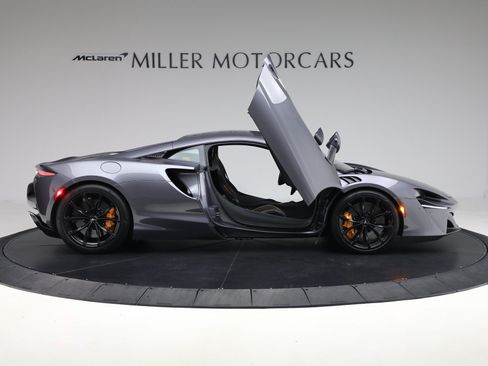 Used 2024 McLaren Artura RWD image 19