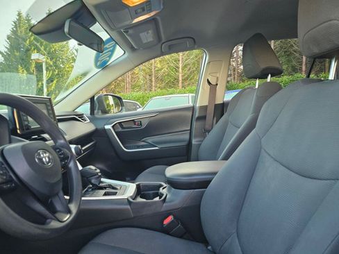 Used 2019 Toyota RAV4 LE w/ Carpet Mat Package AWD/4WD image 22