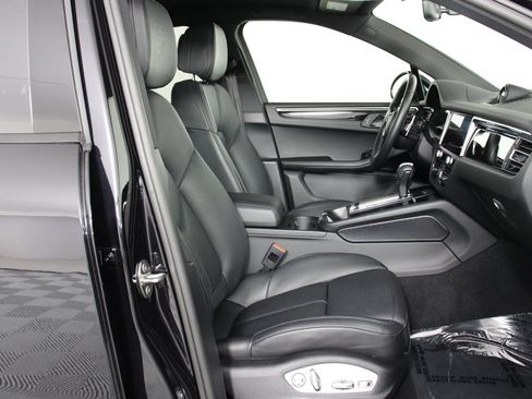 Certified 2023 Porsche Macan AWD/4WD image 31