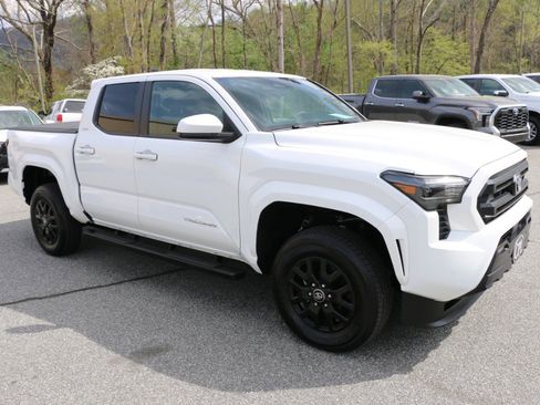 Used 2025 Toyota Tacoma SR5 AWD/4WD image 9