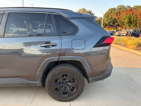 Used 2019 Toyota RAV4 LE FWD image 3