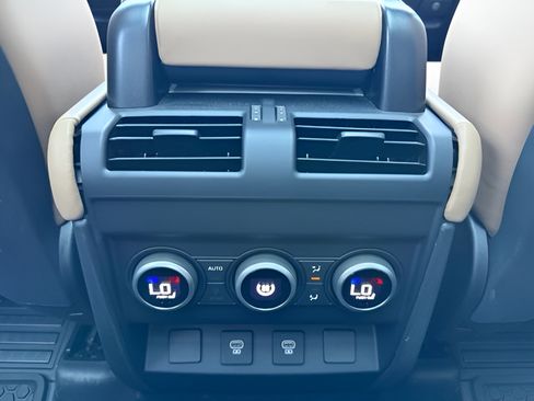 Certified 2025 Land Rover Defender 110 X-Dynamic SE AWD/4WD image 27