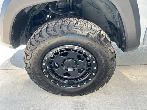 Used 2018 Toyota Tacoma TRD Off-Road w/ Technology Package AWD/4WD image 16