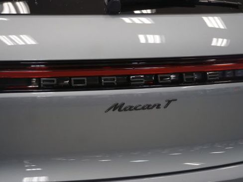 Certified 2026 Porsche Macan AWD/4WD image 8