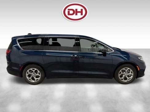 Used 2024 Chrysler Pacifica Limited FWD image 2
