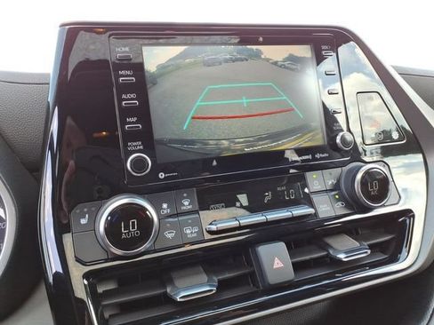 Used 2022 Toyota Highlander XLE FWD image 29